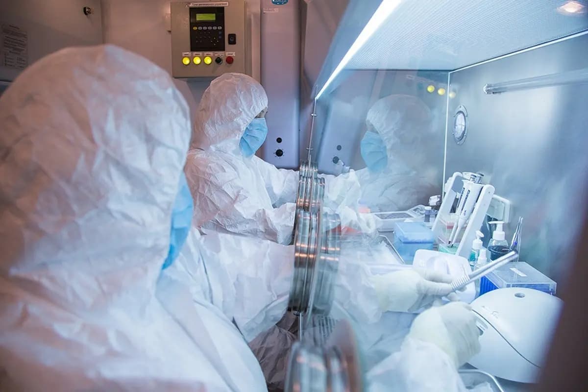 Esta foto sin fecha, difundida en 2019 por el Instituto de Investigación contra la Peste de Irkutsk de Siberia y el Lejano Oriente, muestra a trabajadores del instituto en un laboratorio. (Instituto de Investigación contra la Peste de Irkutsk de Siberia y el Lejano Oriente vía AP)