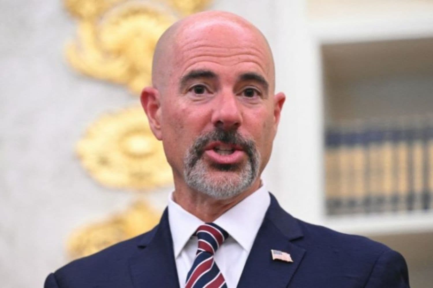 El administrador de la Agencia Antidroga (DEA), Terry Cole, interviene tras la firma por parte del presidente de EE. UU., Donald Trump, de una orden para enviar tropas de la Guardia Nacional a Memphis, en el Despacho Oval de la Casa Blanca, en Washington, D. C., el 15 de septiembre de 2025. (SAUL LOEB/AFP vía Getty Images)