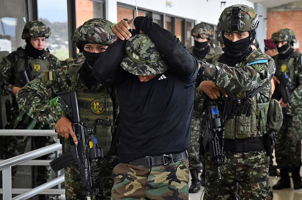 Miembros del Ejército de Colombia participan en un ejercicio antiterrorista que simula una toma de rehenes y una operación de rescate en el Palacio de Justicia de Cúcuta, Colombia, el 2 de octubre de 2026. (Schneyder Mendoza / AFP vía Getty Images)