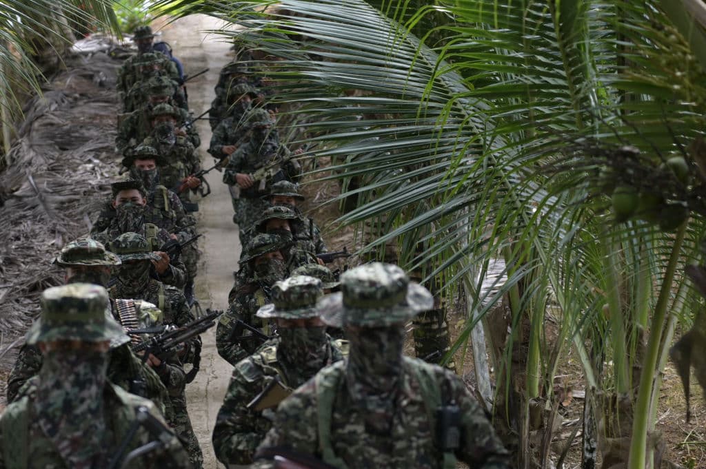 Miembros del grupo disidente de las FARC Segunda Marquetalia marchan en una finca en Llorente, zona rural de la ciudad portuaria de Tumaco, en el departamento de Nariño, Colombia, el 31 de agosto de 2024. (Joaquín Sarmiento/AFP vía Getty Images)