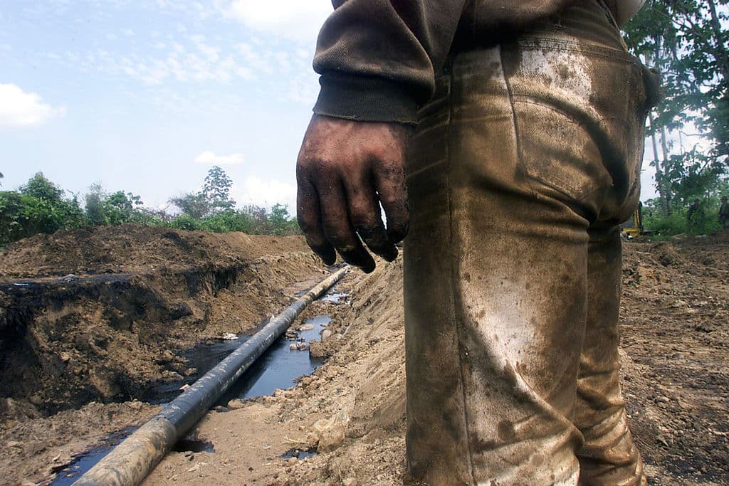 Un ingeniero inspecciona el oleoducto Caño Limón-Coveñas tras su reparación en Arauca, Colombia. Miembros del grupo guerrillero colombiano Ejército de Liberación Nacional (ELN) hicieron estallar una sección de la tubería, provocando daños por millones de dólares. (Carlos Villalón/Getty Images)