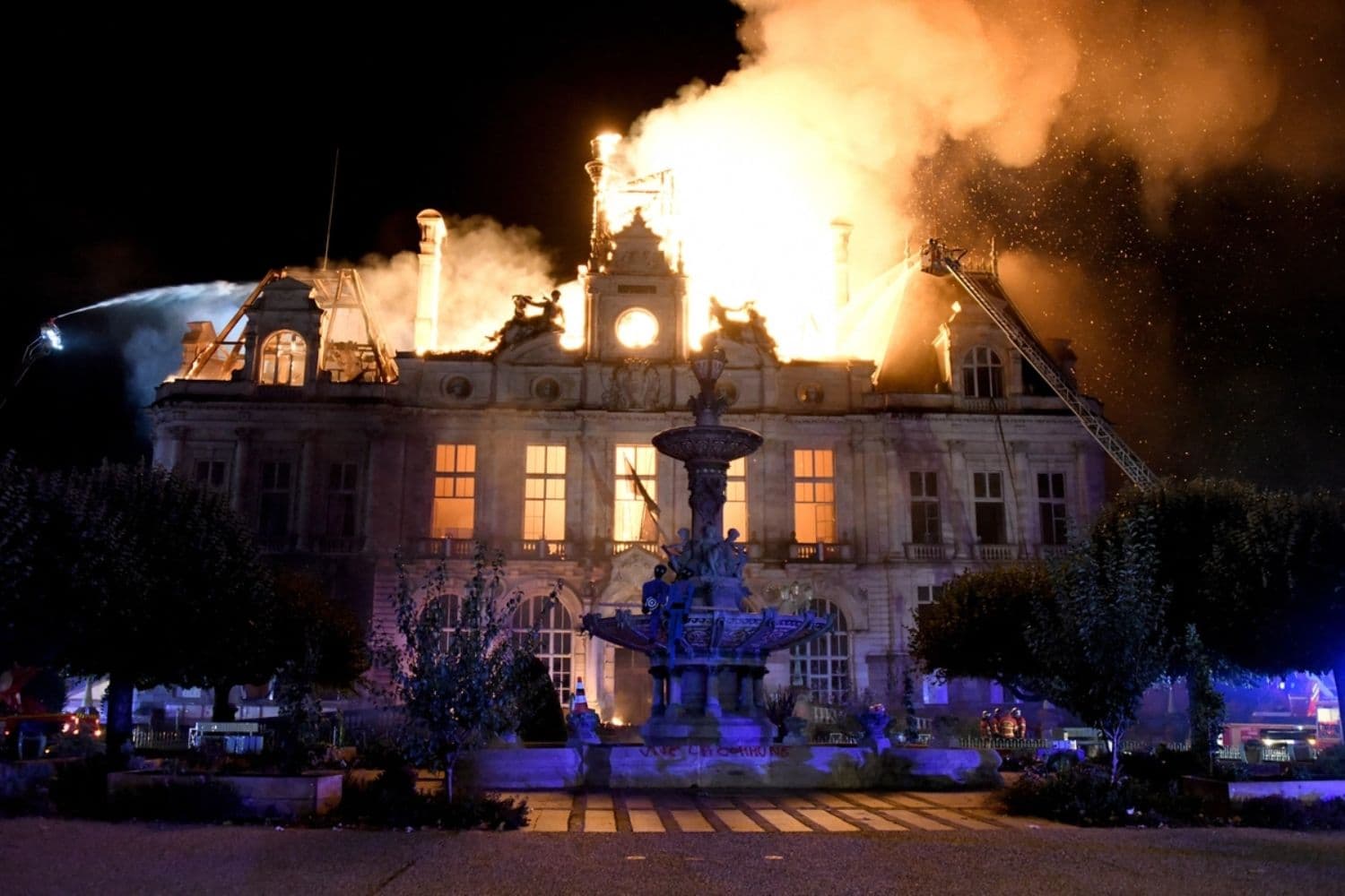 El fuego arde y destruye el ayuntamiento después de que un grupo de personas irrumpiera en el edificio durante las protestas en curso en Limoges, en el centro de Francia, el 17 de octubre de 2026. (Pascal Lachenaud/AFP vía Getty Images)