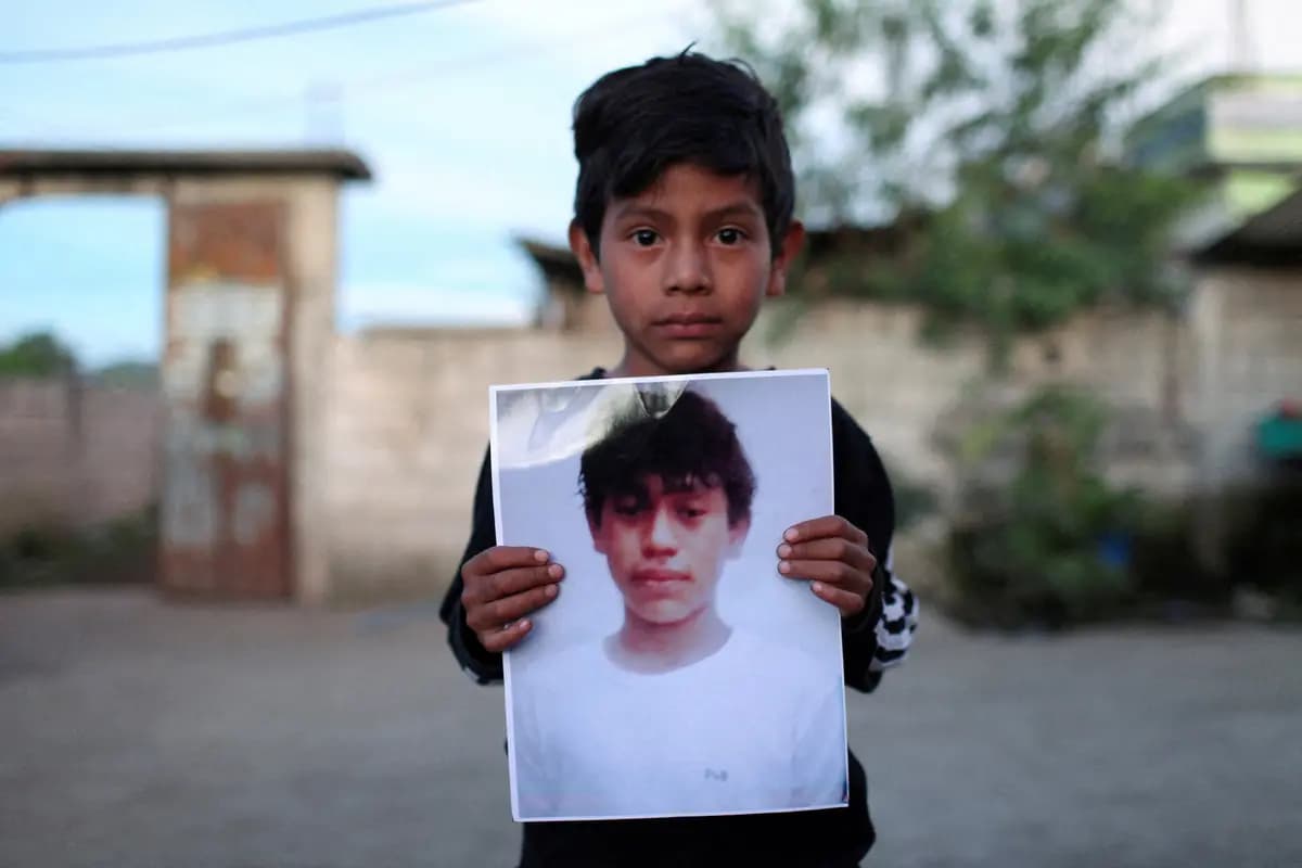 Alfonso sostiene una fotografía de Pascual Melvin Guachiac, de 13 años, quien falleció en un remolque junto con otras personas en San Antonio, Texas, EE. UU., en Tzucubal, Nahuala, Guatemala, el 29 de junio de 2022. (Reuters/Sandra Sebastian).