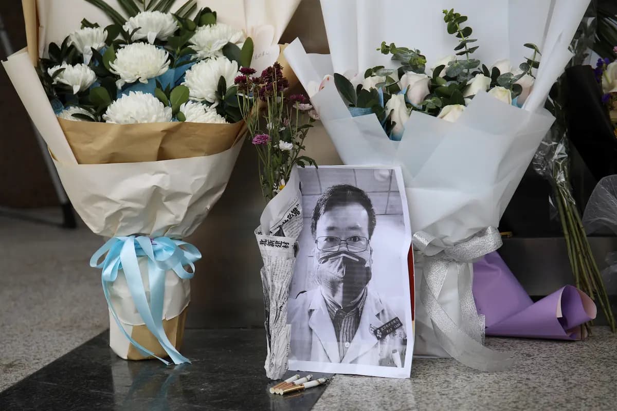 <em>Un monumento improvisado en memoria del doctor Li Wenliang en una entrada del Hospital Central de Wuhan, en la provincia de Hubei, China, el 7 de febrero de 2020. (Stringer/Reuters).</em>