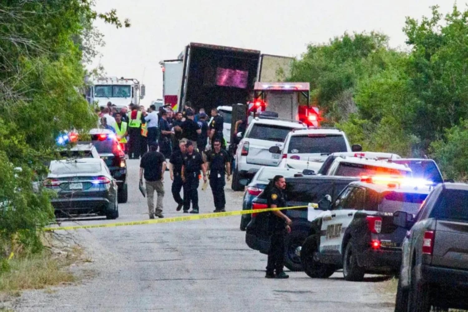 Agentes de la ley trabajan en el lugar donde se encontraron personas muertas dentro de un camión remolque en San Antonio, Texas, el 27 de junio de 2022. (Kaylee Greenlee Beal/Reuters)
