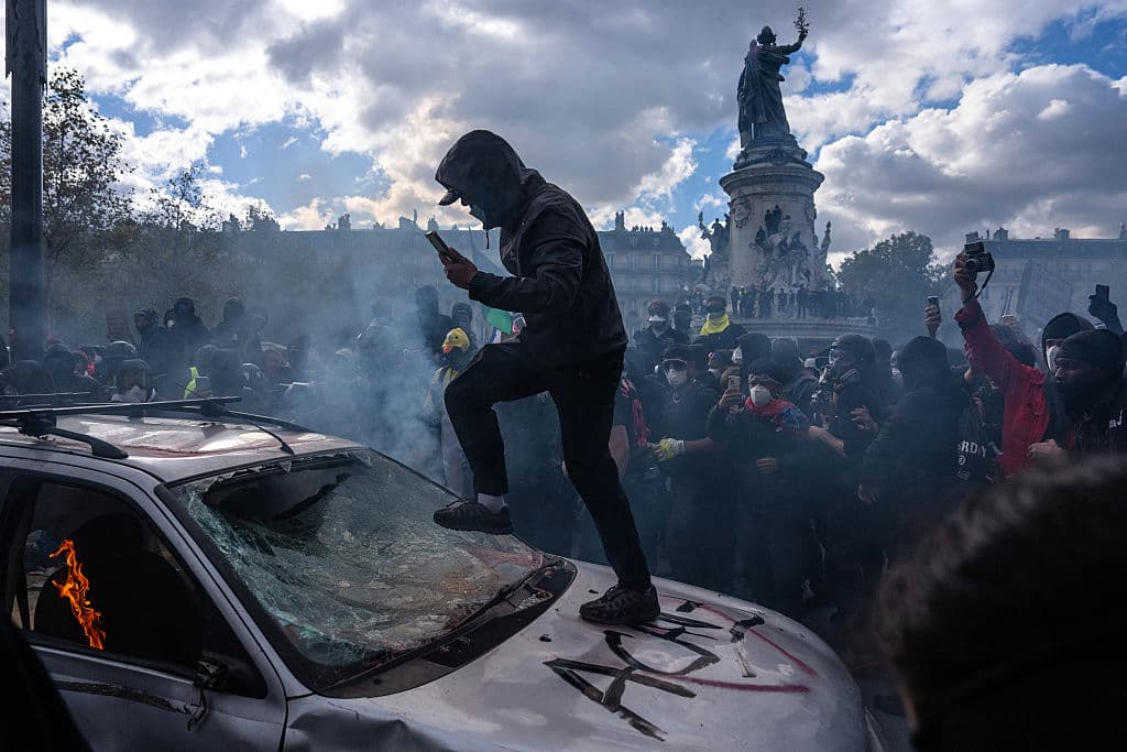 Manifestantes destruyen un automóvil durante las protestas del 17 de octubre de 2026 en París, Francia. (Carl Court/Getty Images)