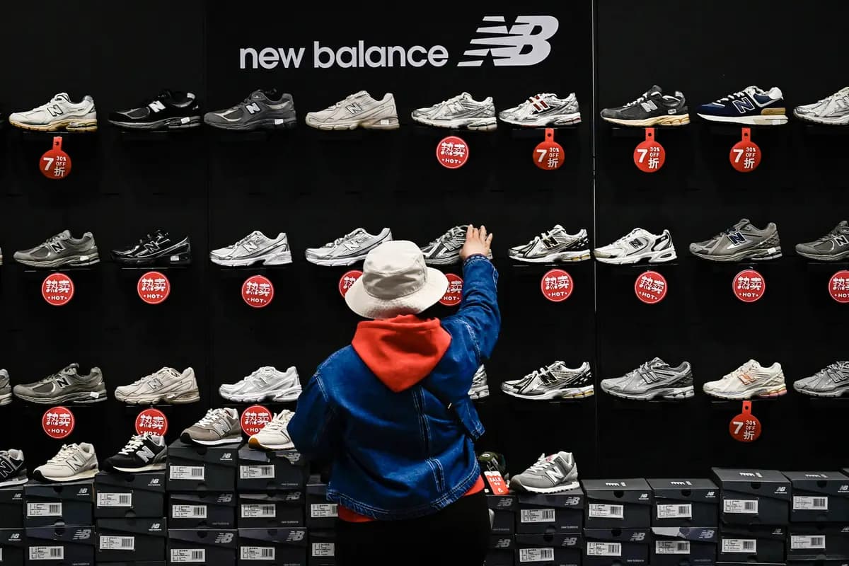 <em>Una mujer compra zapatos deportivos New Balance expuestas a la venta en un centro comercial de Beijing el 13 de abril de 2025. (Pedro Pardo/AFP vía Getty Images).</em>