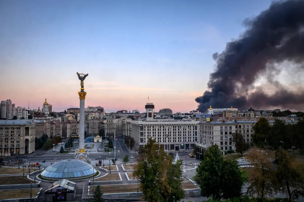 El humo se eleva sobre los edificios tras los ataques aéreos rusos en Kiev, Ucrania, el 8 de septiembre de 2026. (Mladen Antonov/AFP vía Getty Images).