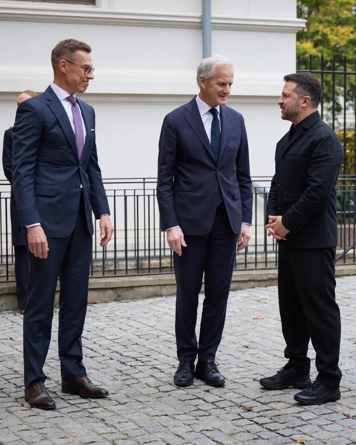 El presidente finlandés Alexander Stubb (izquierda) y el primer ministro noruego Jonas Gahr Støre (centro) se reúnen con el presidente ucraniano Volodímir Zelenski durante su visita a Noruega el 20 de octubre de 2026. (Pavlo Yukin).