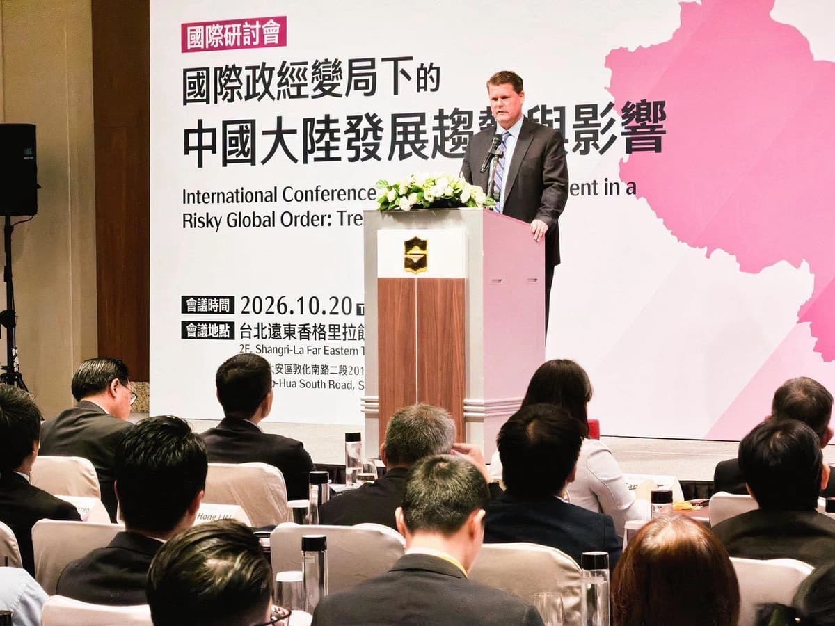Randall Schriver, presidente de la Comisión de Revisión Económica y de Seguridad entre Estados Unidos y China, interviene en la Conferencia Internacional sobre el Desarrollo de China en un Orden Global de Riesgo: Tendencias e Impactos, celebrada en Taipéi, Taiwán, el 20 de octubre de 2026. (Cortesía del Consejo de Asuntos Continentales de Taiwán).