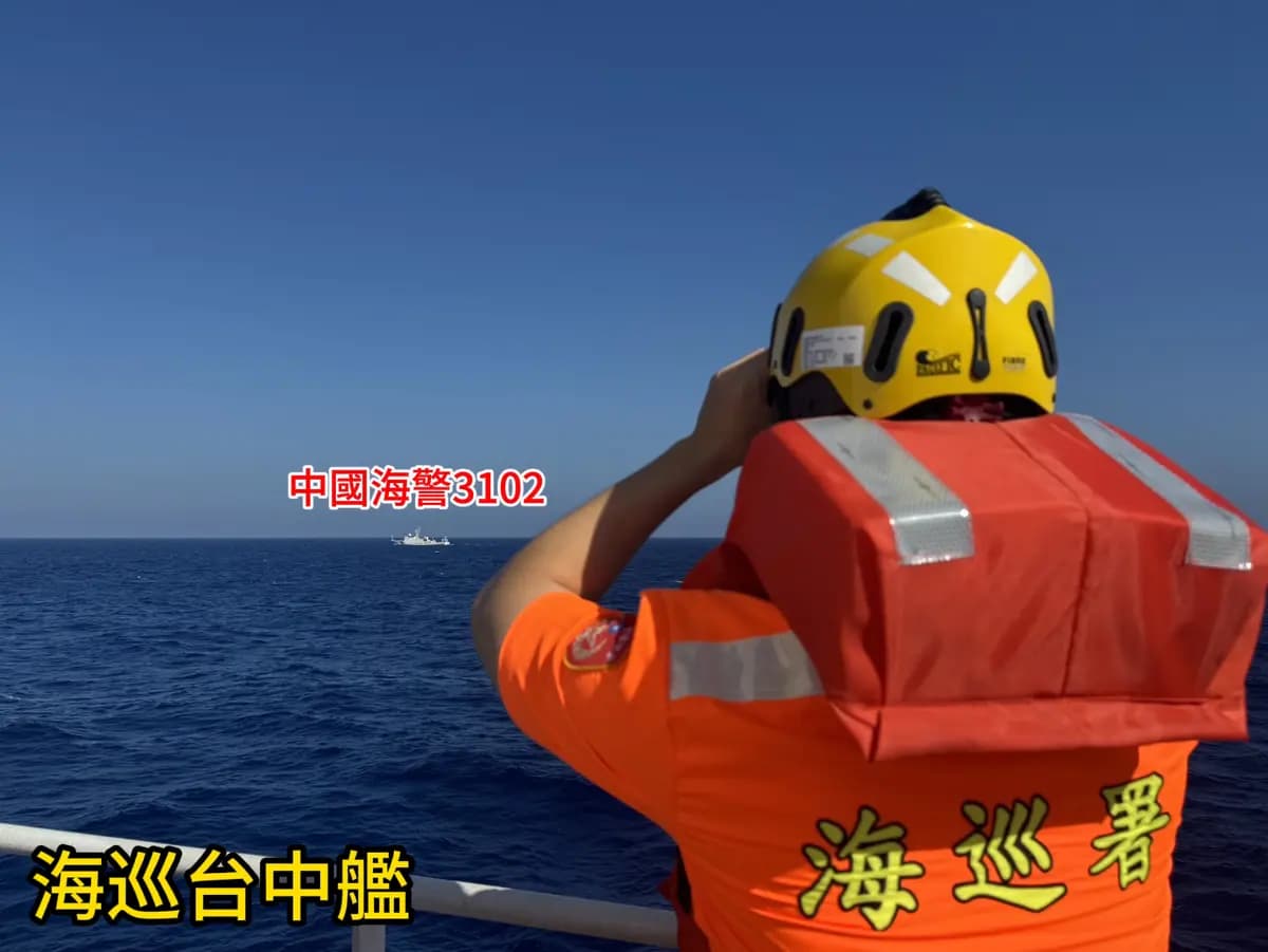 <em>Un miembro de la tripulación a bordo del guardacostas taiwanés Taichung vigila el buque 3102 de la Guardia Costera china cerca de las islas Pratas, controladas por Taiwán, el 20 de octubre de 2026. (Cortesía de la Administración de la Guardia Costera de Taiwán).</em>