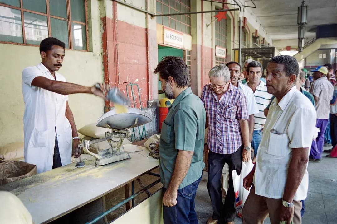 Cubanos hacen fila para comprar harina de maíz en un mercado de La Habana el 2 de agosto de 1990. (David Hernández/AFP vía Getty Images)