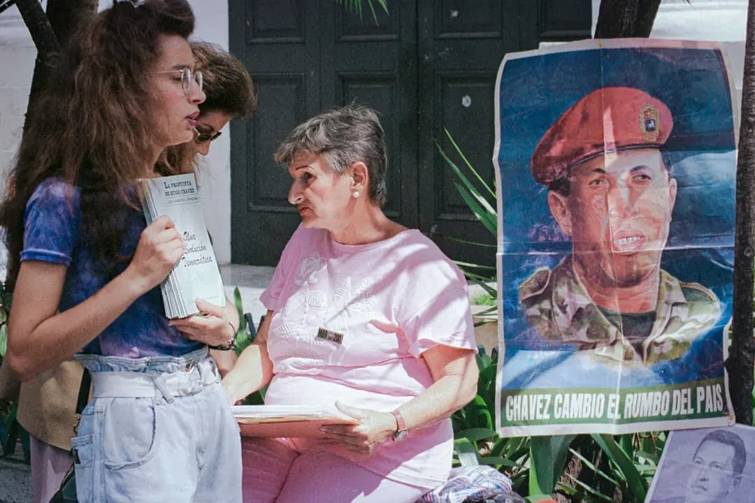 Un simpatizante del Movimiento de la Quinta República, el partido político de izquierda fundado por Hugo Chávez, distribuye folletos en Caracas, Venezuela, antes de la campaña presidencial venezolana de 1998 que llevó a Chávez al poder. (Bertrand Parres/AFP vía Getty Images)