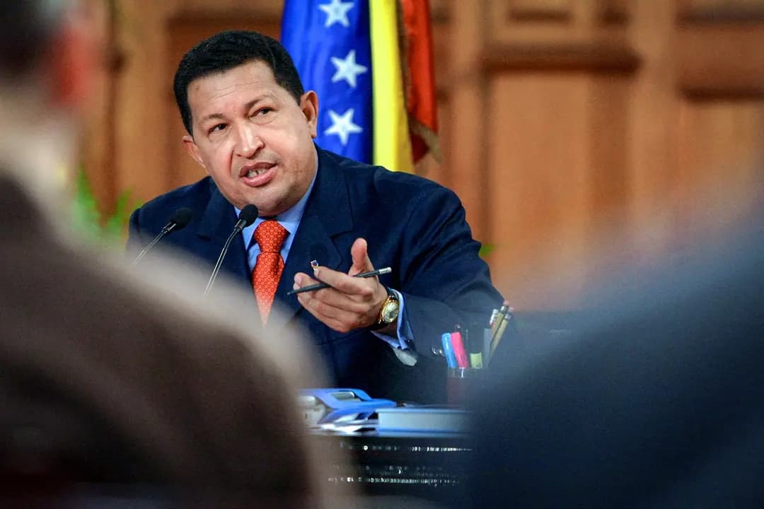 El entonces líder venezolano Hugo Chávez habla durante una conferencia de prensa en Caracas, Venezuela, el 16 de septiembre de 2008. (Thomas Coex/AFP vía Getty Images)