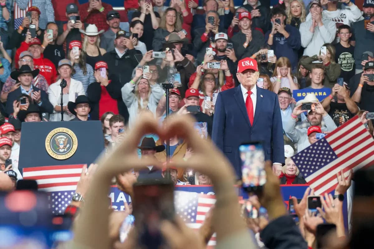 El presidente Donald Trump sube al escenario durante un mitin en el Majestic Valley Arena de Kalispell, Montana, el 14 de octubre de 2026. (Travis Gillmore/The Epoch Times).
