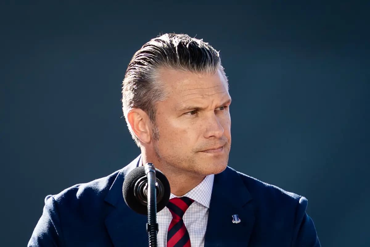 El secretario de Guerra, Pete Hegseth, pronuncia un discurso en Anduril Industries, en Sparrow Point, Maryland, el 6 de octubre de 2026. (Madalina Kilroy/The Epoch Times).