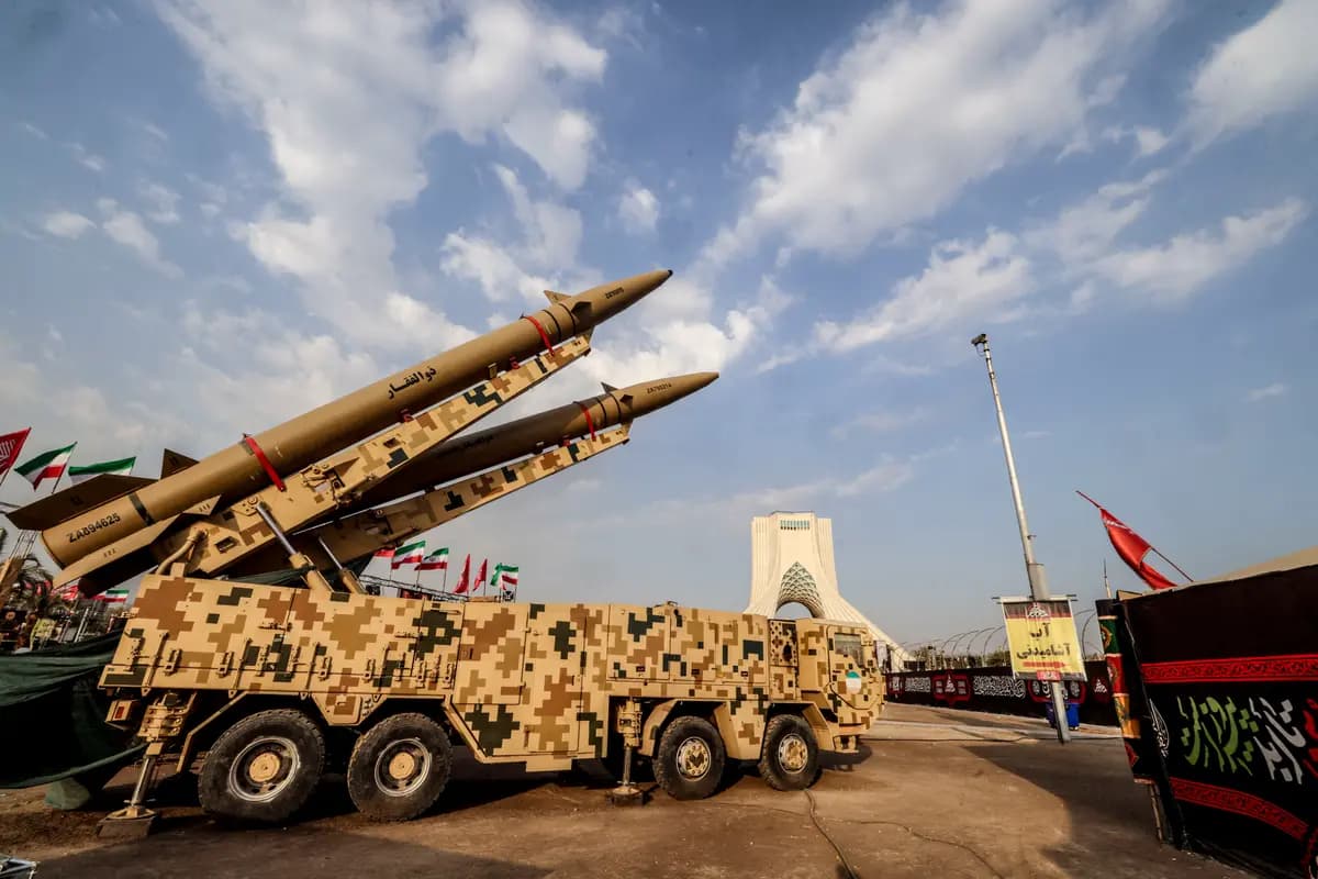 Se exhiben misiles Zolfaghar de fabricación iraní en la Plaza Azadi de Teherán el 2 de agosto de 2026. (Atta Kenare/AFP vía Getty Images).