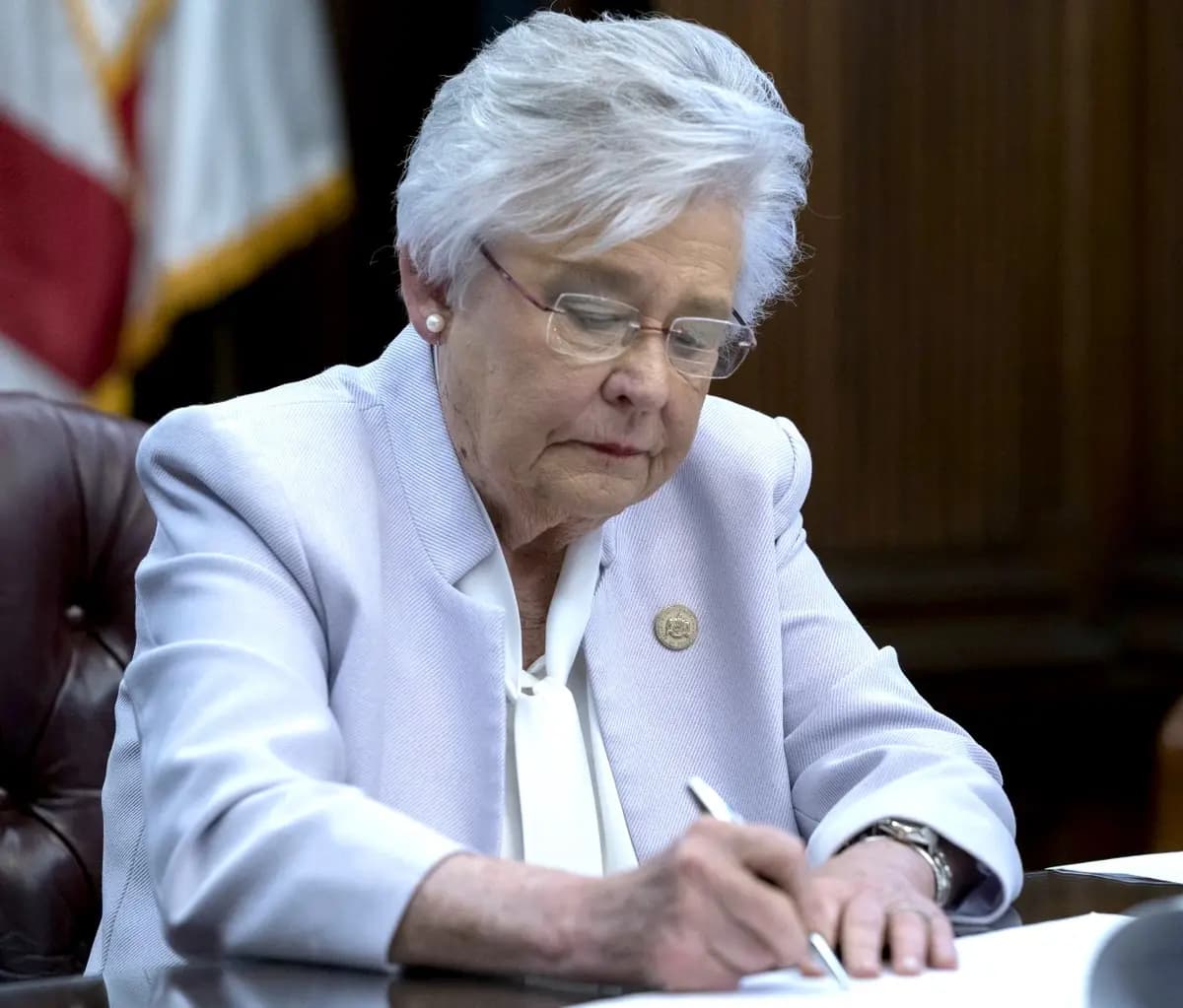 <em>La gobernadora de Alabama, Kay Ivey, firma un proyecto de ley el 24 de mayo de 2021. (Cortesía de la Oficina de la Gobernadora Kay Ivey).</em>