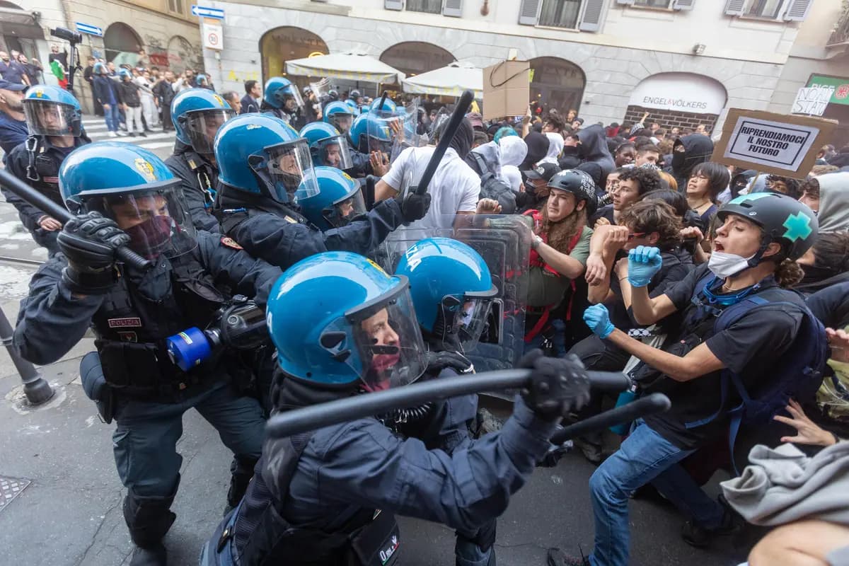 La policía se enfrenta a manifestantes en Milán, Italia, el 17 de octubre de 2026. (Stefano Porta/LaPresse vía AP).