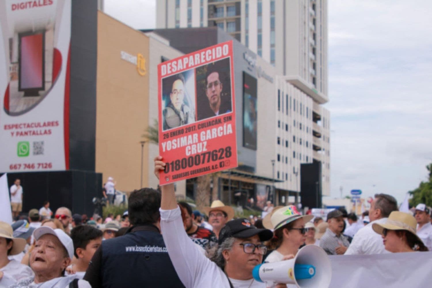 Personas marchan durante una protesta llamada “Culiacán Valiente” en Culiacán, estado de Sinaloa, México, el 29 de septiembre de 2024. Cientos de ciudadanos de Culiacán salieron a las calles para exigir paz tras tres semanas de violencia. Al frente de la marcha iban colectivos de madres buscadoras con fotografías de sus hijos desaparecidos. En la Fiscalía General del Estado se instaló un altar en honor a Juan Carlos, un joven que perdió la vida en un enfrentamiento entre civiles armados, junto con fotografías de personas desaparecidas. (Ivan Medina/AFP vía Getty Images)