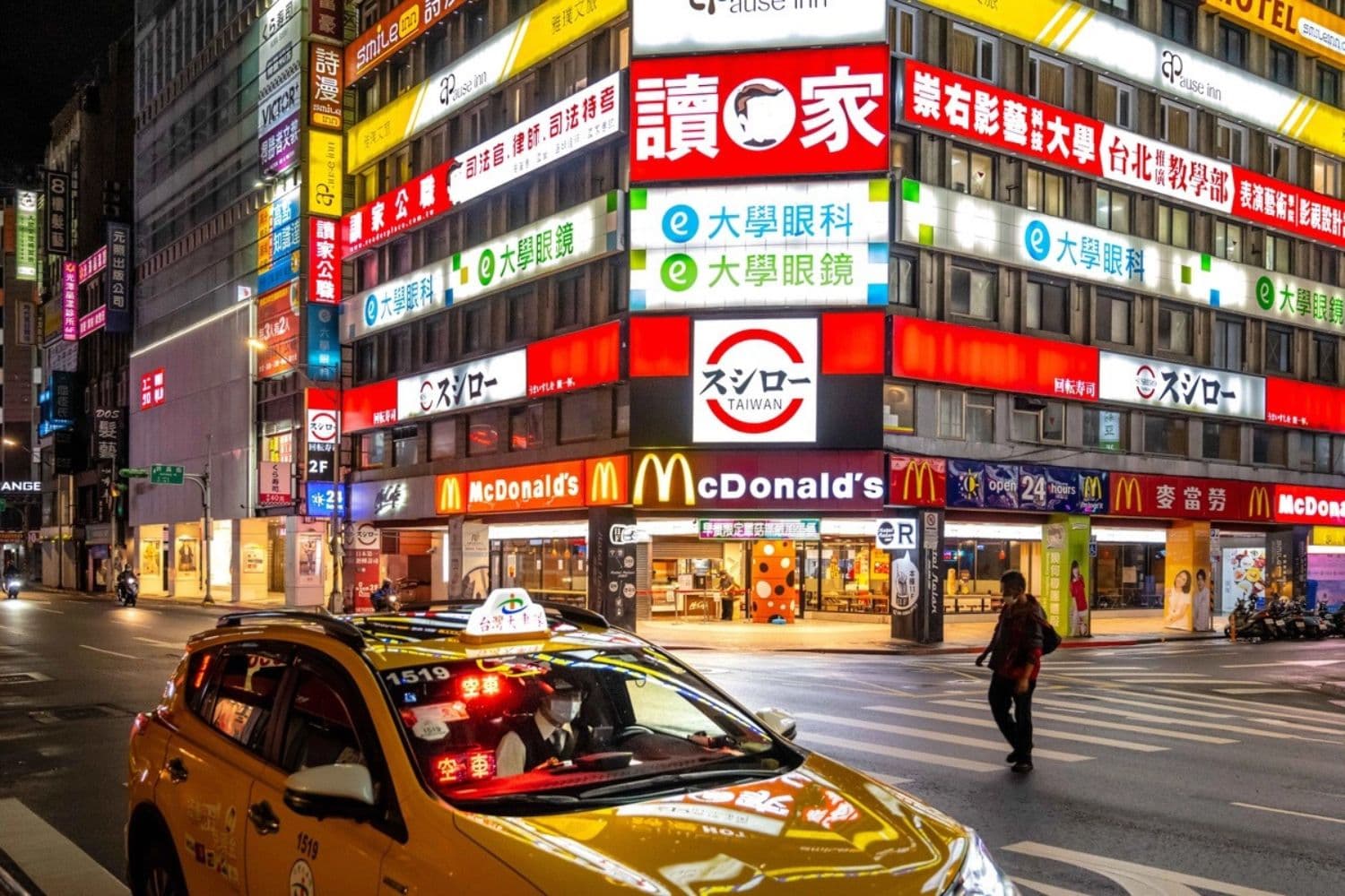 Un peatón camina por una calle de Taipéi, Taiwán, el 1 de junio de 2021. (Billy HC Kwok/Getty Images).
