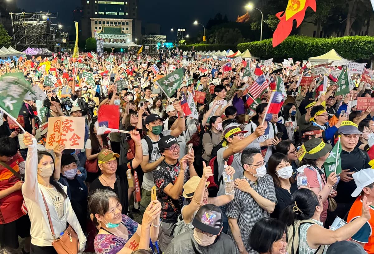 Alrededor de 55,000 taiwaneses asistieron a una manifestación en Taipéi el 19 de abril de 2025 para apoyar la destitución masiva de legisladores presuntamente vinculados con la China comunista. (Sun Xiangyi/The Epoch Times).