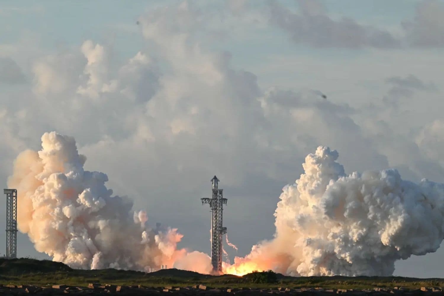 El vuelo 14 de la Starship de SpaceX despega desde la Starbase de SpaceX en Texas el 28 de septiembre de 2026. La misión se planeó como el primer vuelo de la Starship en entrar en órbita alrededor de la Tierra y desplegar satélites Starlink. (Ronaldo Schemidt/AFP vía Getty Images)