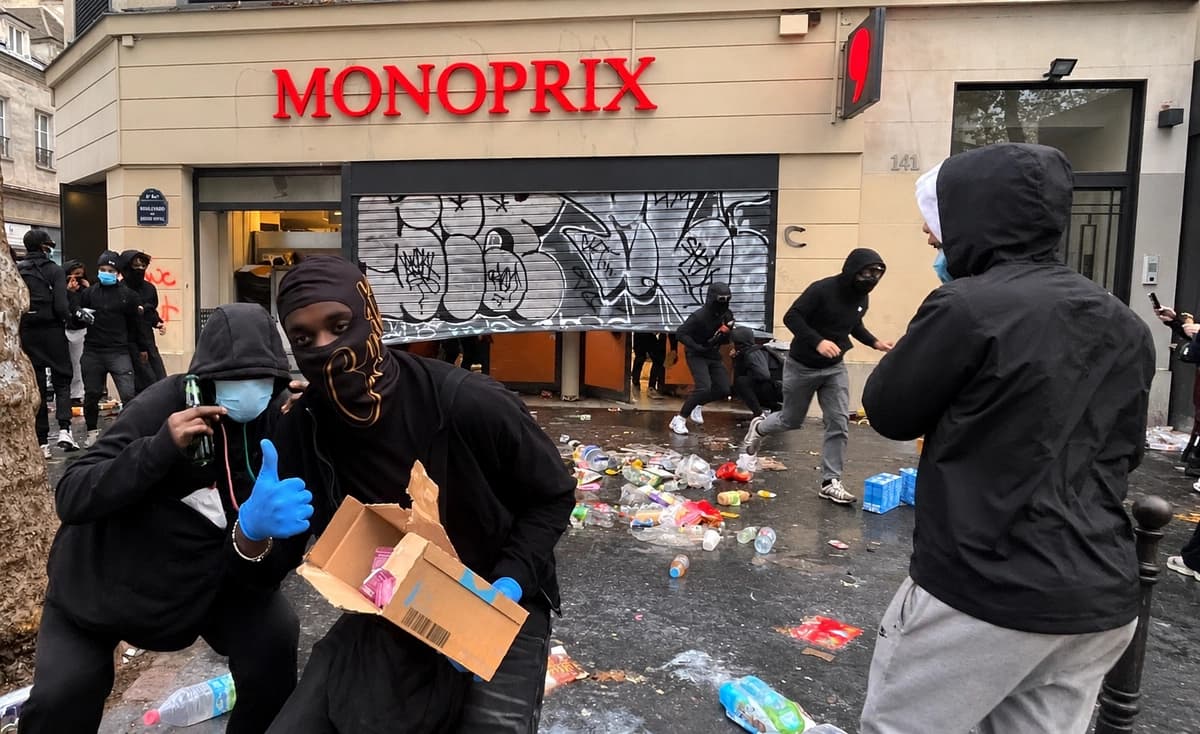 Manifestantes enmascarados saquean un supermercado Monoprix en el bulevar Saint-Denis de París durante las violentas manifestaciones del 17 de octubre de 2026. (Etienne Fauchaire/The Epoch Times)