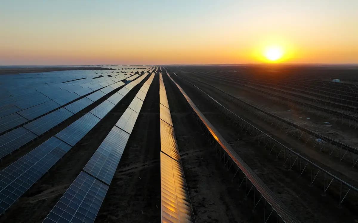 Paneles solares en la central fotovoltaica Mengxi Blue Sea, en Ordos, en la región de Mongolia Interior, al norte de China, el 6 de noviembre de 2024. (AFP vía Getty Images).