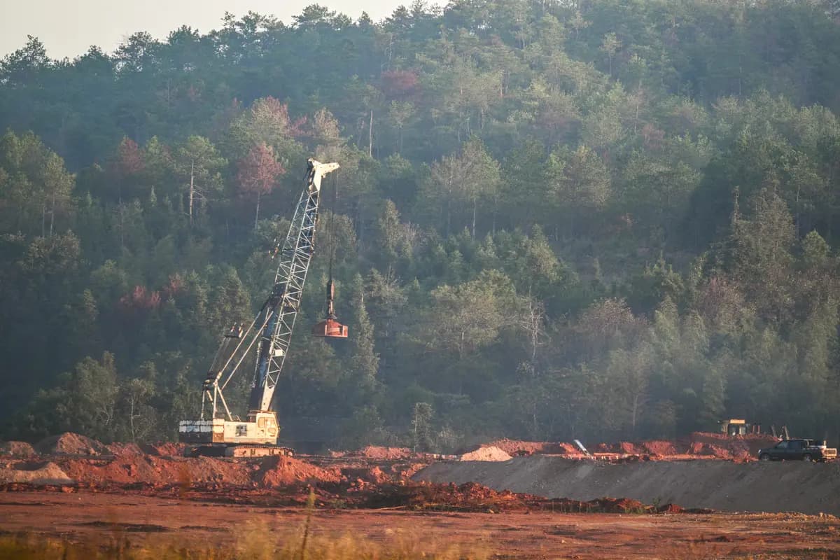 En esta imagen, tomada el 21 de noviembre de 2025 en el condado de Anyuan, provincia de Jiangxi, China, se observa una vista del Parque Industrial de Tierras Raras, actualmente en construcción. (Héctor Retamal/AFP vía Getty Images).