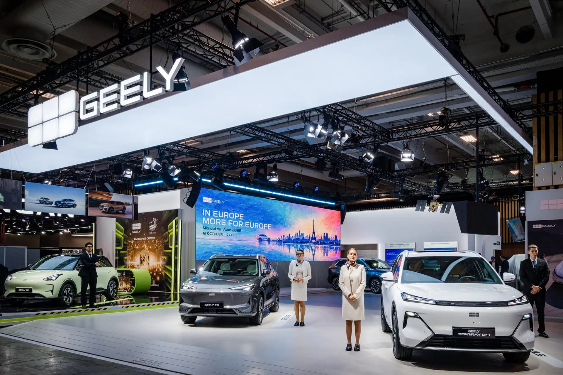 Periodistas y visitantes descubren las últimas innovaciones en el sector automotriz en el Salón del Automóvil de París, celebrado en París el 12 de octubre de 2026. (Riccardo Milani/Hans Lucas/AFP vía Getty Images).