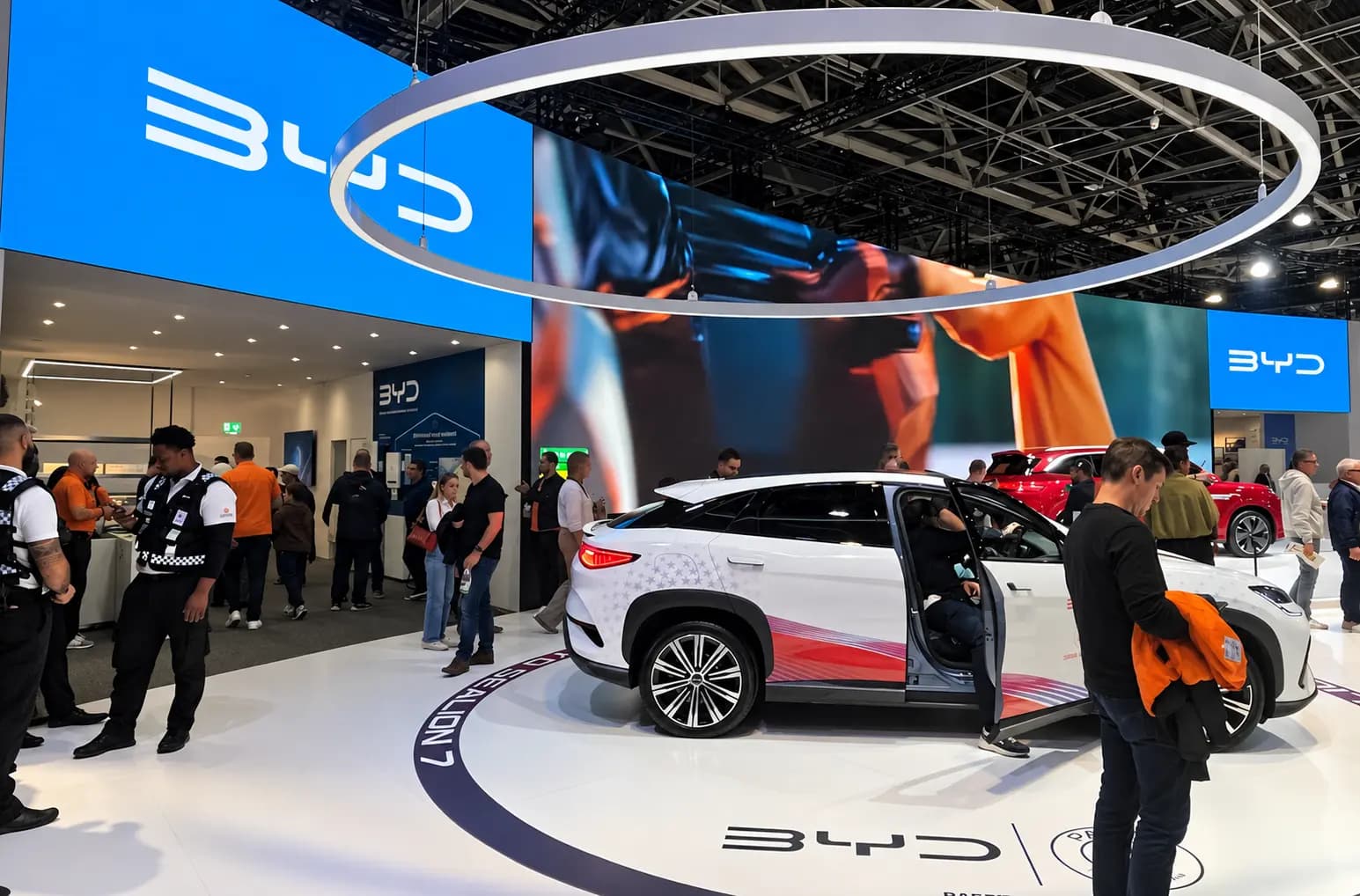 Los visitantes exploran los vehículos en el stand del fabricante chino de automóviles BYD durante el Salón del Automóvil de París, el 14 de octubre de 2026. (Etienne Fauchaire/The Epoch Times).