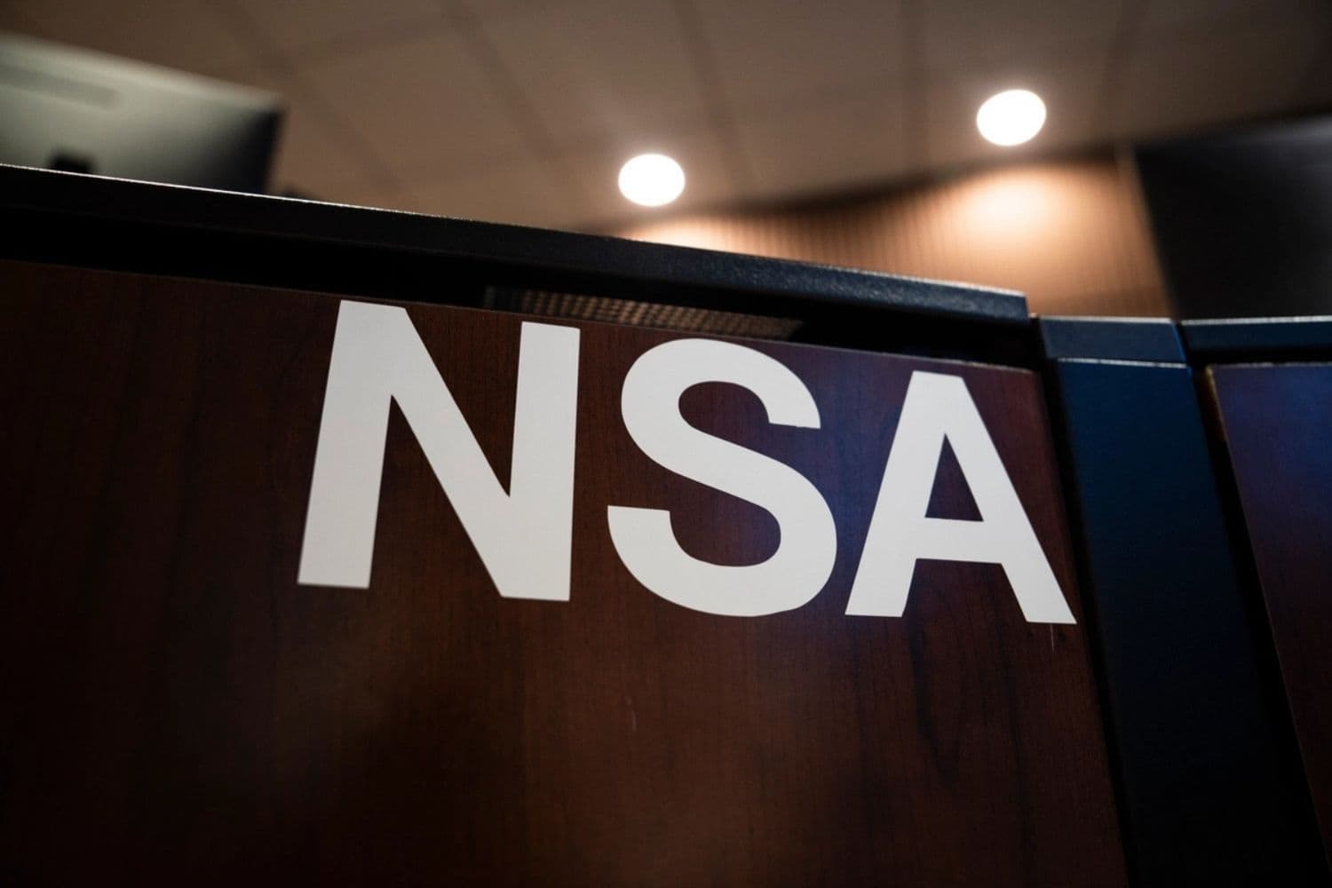Puesto de la NSA en la sala del Centro Interinstitucional de Coordinación de Seguridad en la sede del FBI en Washington, el 4 de agosto de 2026. (Madalina Kilroy/The Epoch Times)
