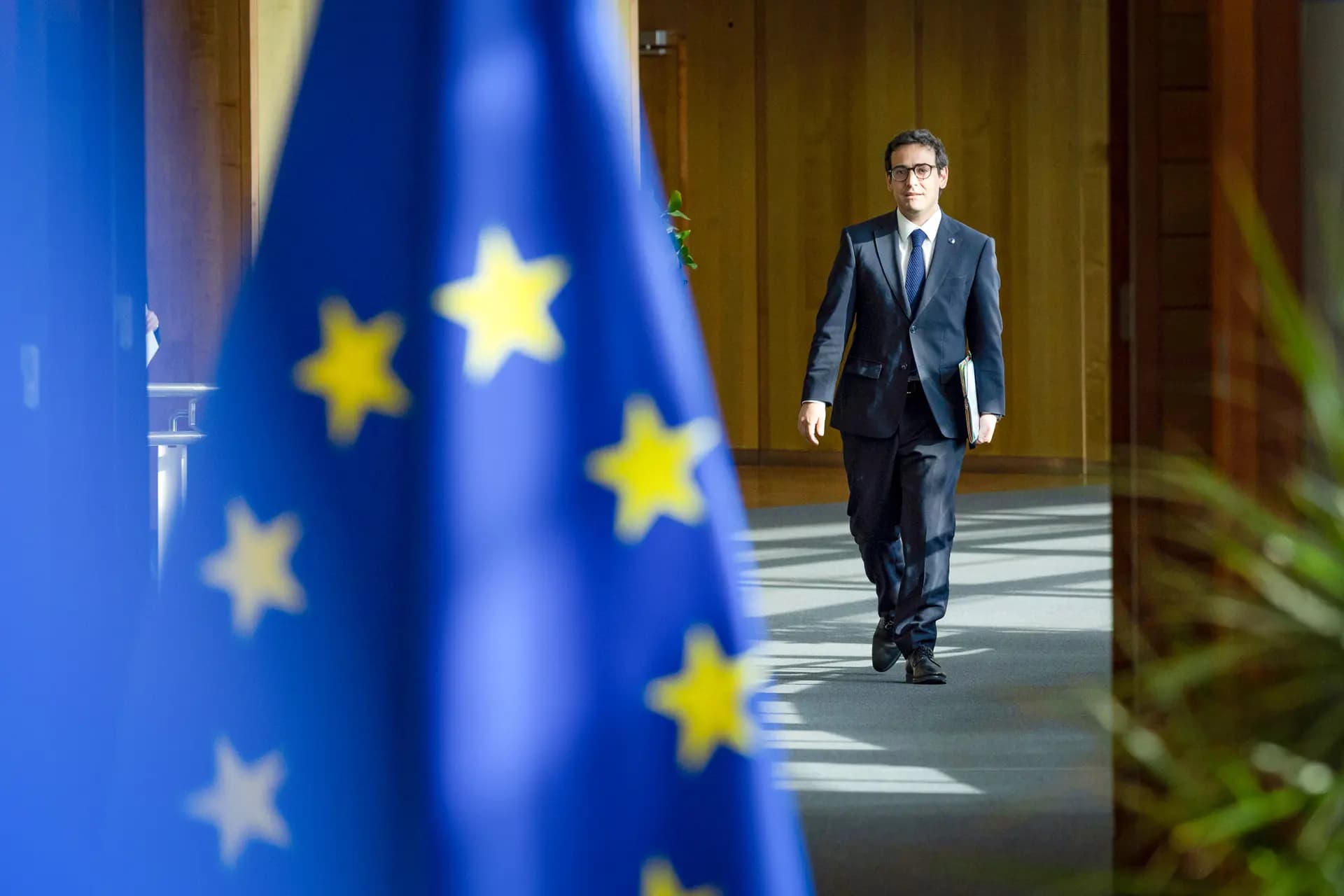 El comisionado europeo Stéphane Séjourné llega a la reunión semanal del Colegio de Comisionados de la UE en la sede de la Unión Europea en Bruselas el 21 de mayo de 2025. Séjourné advirtió al Parlamento Europeo que la industria automotriz se encontraba en "peligro mortal" debido a Beijing. (Omar Havana/AP Photo).