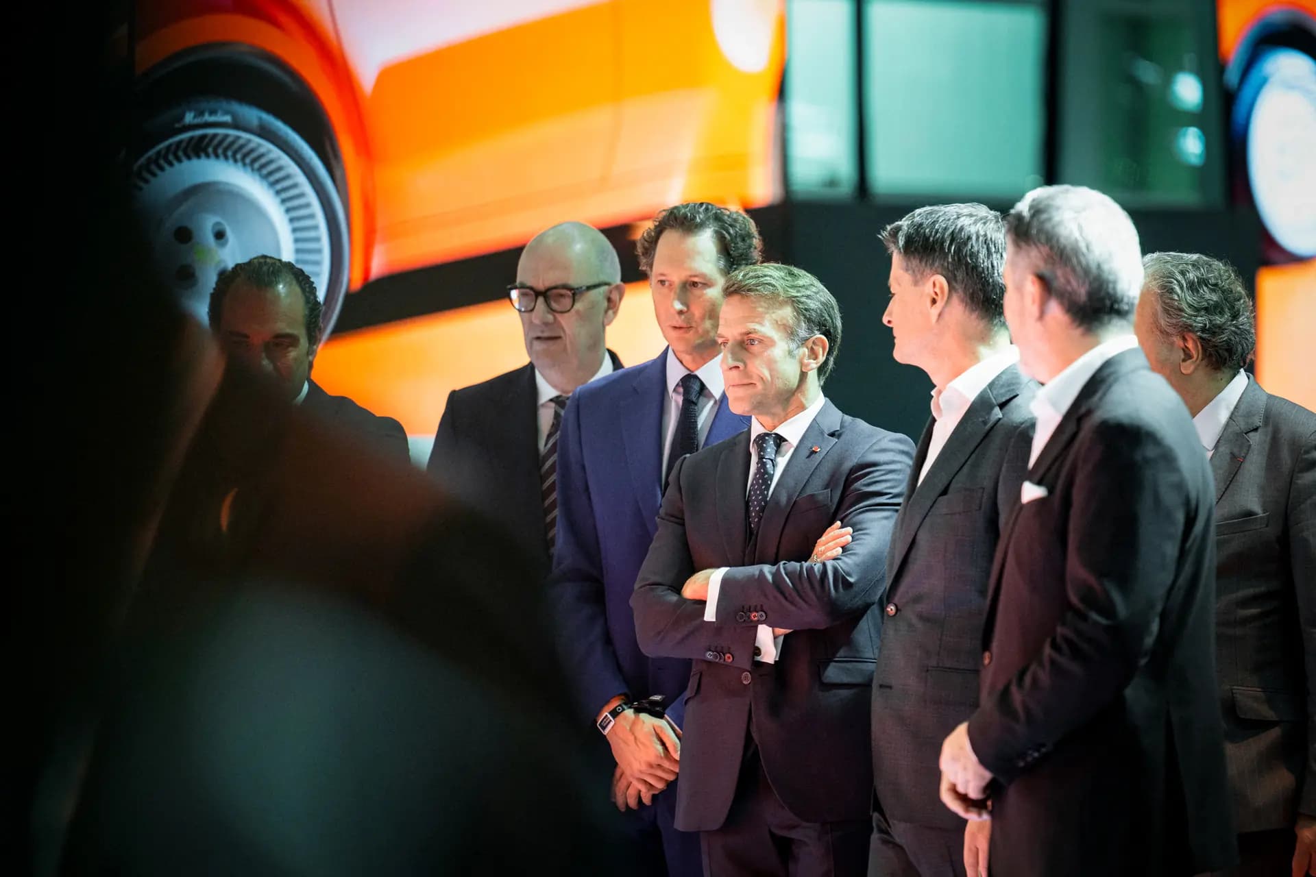 El presidente francés, Emmanuel Macron, junto a representantes de la industria automotriz en el Salón del Automóvil de París, el 12 de octubre de 2026. (Stéphane Mouchmouche/Hans Lucas/AFP vía Getty Images).