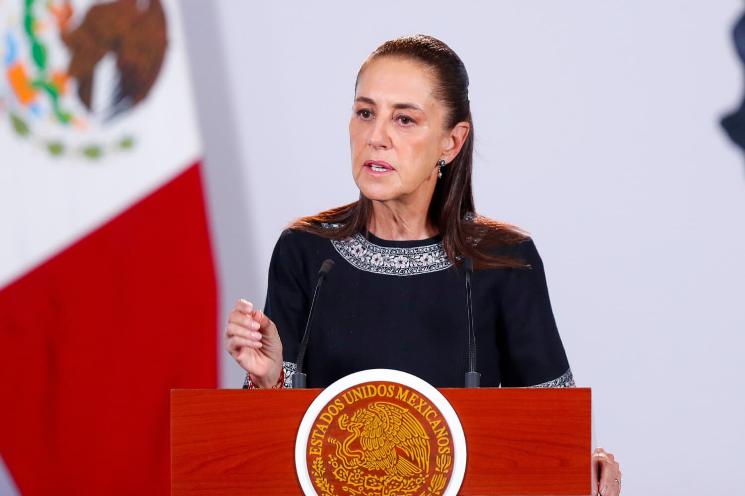 La presidenta de México, Claudia Sheinbaum, habla en una rueda de prensa este miércoles 21 octubre de 2026, en el Palacio Nacional en la Ciudad de México, México. (EFE/Isaac Esquivel)
