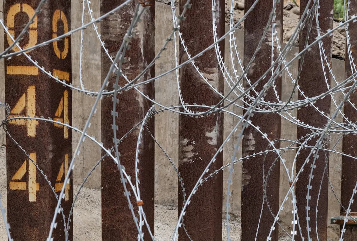 <em>Huellas de manos visibles en el muro fronterizo del sur de Estados Unidos, vistas desde las afueras de San Diego, el 27 de mayo de 2026. (John Fredricks/The Epoch Times).</em>
