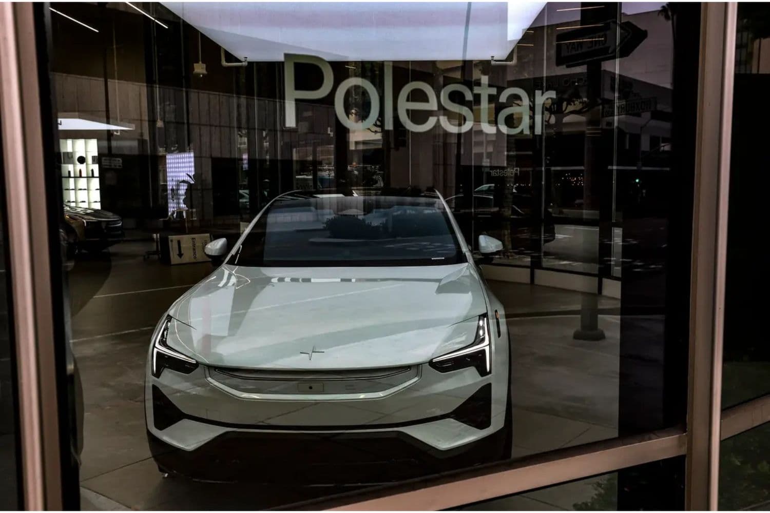 Un auto Polestar en la sala de exposición de un concesionario en Beverly Hills, California, el 26 de junio de 2026. Al fabricante de autos eléctricos Polestar se le prohibirá vender vehículos nuevos en Estados Unidos a partir del año modelo 2027 debido a preocupaciones de seguridad nacional. (Justin Sullivan/Getty Images)