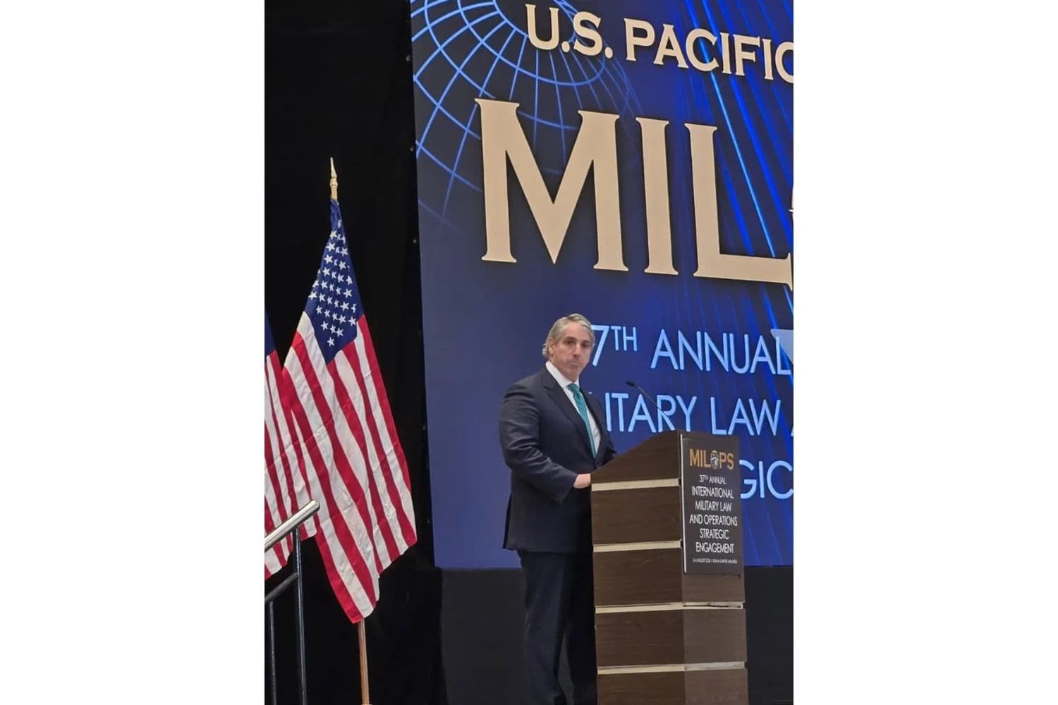 El subsecretario de Estado para el Control de Armas y la Seguridad Internacional, Thomas DiNanno, habla en la 37.ª Conferencia Anual Internacional sobre Derecho Militar y Operaciones, celebrada en Kuala Lumpur, Malasia, el 3 de agosto de 2026. (Cortesía de Thomas DiNanno)