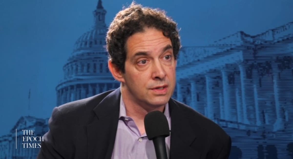En una imagen de archivo de un video, Alex Berenson habla durante una entrevista con The Epoch Times. (The Epoch Times).