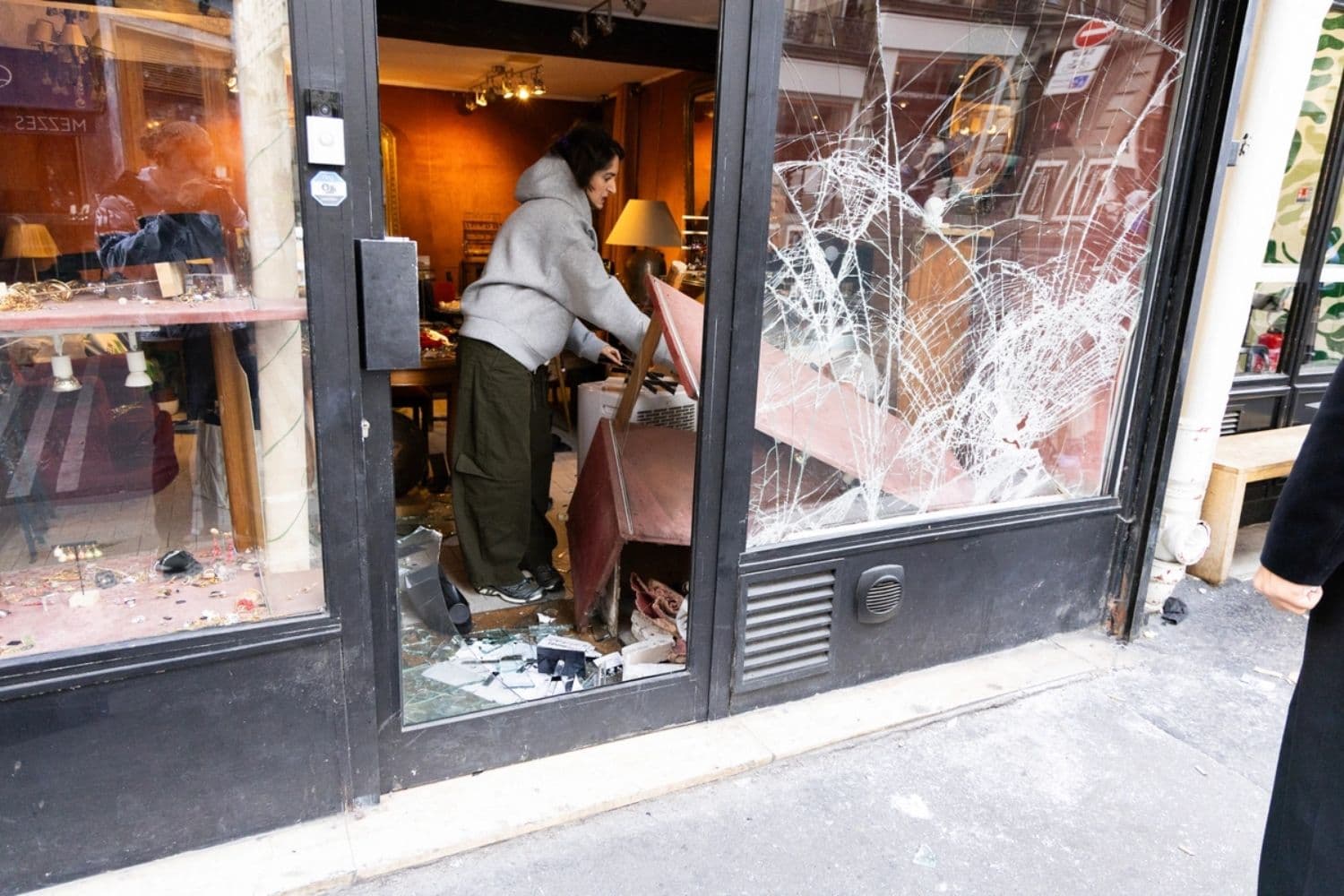 Una comerciante evalúa los daños en su joyería, que fue vandalizada tras los disturbios en París, Francia, el 18 de octubre de 2026. (Quentin de Groeve/Hans Lucas/AFP vía Getty Images)