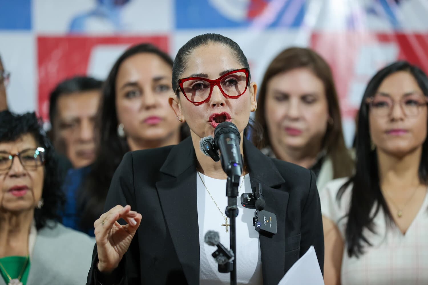 Fotografía de archivo del 28 de enero del 2026 que muestra a la excandidata presidencial del correísmo Luisa González (c) hablando durante una rueda de prensa, en Quito, Ecuador. Luisa González fue detenida en la madrugada de este jueves por la Policía Nacional, a escasas cinco semanas de la celebración en el país andino de elecciones locales. (EFE/José Jácome / ARCHIVO)