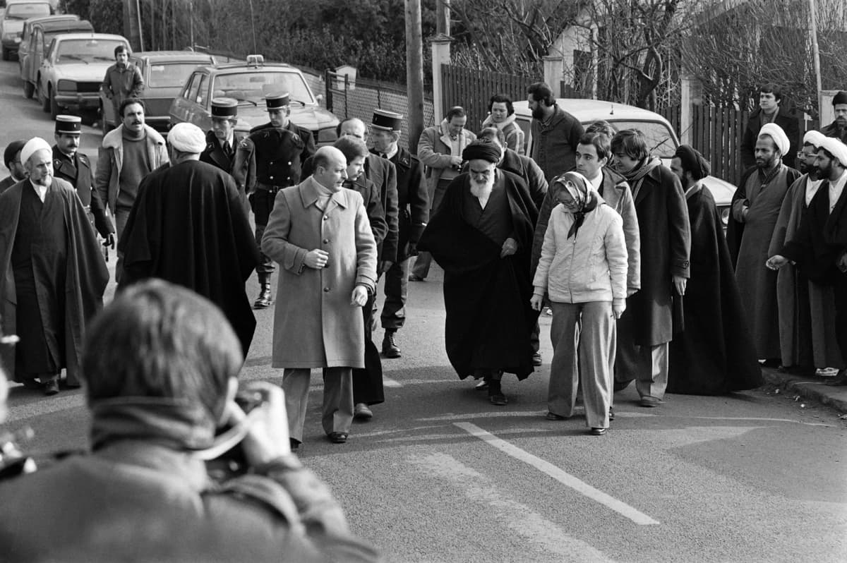 El líder de la oposición iraní en el exilio, el ayatolá Ruhollah Khomeini, sale de su villa en Neauphle-le-Château, cerca de París, el 31 de enero de 1979, antes de abordar un avión jumbo de Air France con destino a Teherán. Aunque el sha de Irán, respaldado por Estados Unidos, ya había huido del país cuando Khomeini regresó del exilio en la pequeña ciudad francesa de Neauphle-le-Château, el aterrizaje del Boeing 747 se considera el verdadero inicio de la revolución islámica. (Marcel Binh/AFP vía Getty Images).