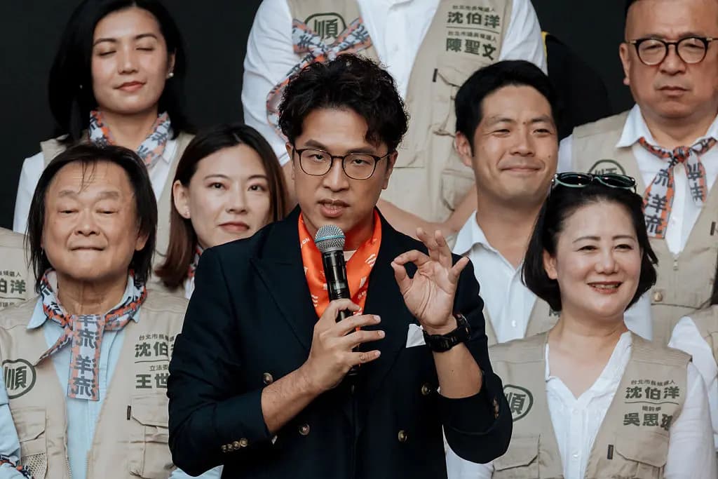 El candidato a la alcaldía de Taipéi por el Partido Democrático Progresista, Puma Shen, expone su programa de campaña durante la inauguración de su sede de campaña en Taipéi, Taiwán, el 4 de octubre de 2026. (Cheng Yu-chen/AFP vía Getty Images).
