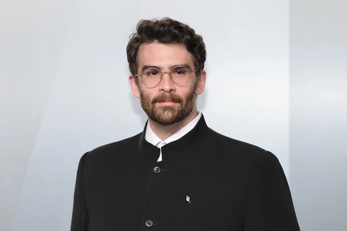 Hasan Piker asiste a la fiesta de los Oscar de Vanity Fair 2026, organizada por Mark Guiducci en el Museo de Arte del Condado de Los Ángeles, en Los Ángeles, California, el 15 de marzo de 2026. (Neilson Barnard/Getty Images).