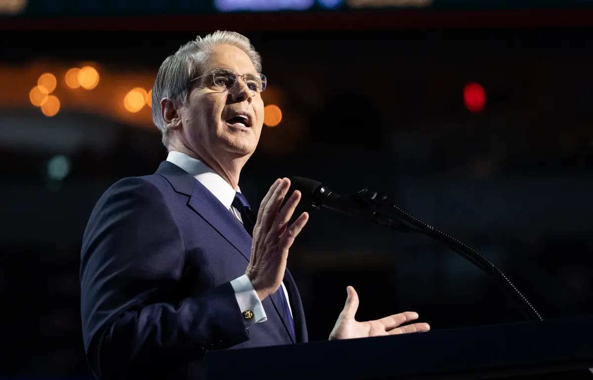 El secretario del Tesoro, Scott Bessent, pronuncia un discurso durante el primer día de la Convención de Medio Período del Comité Nacional Republicano (RNC) de 2026, celebrada en Dallas el 9 de septiembre de 2026. (John Fredricks/The Epoch Times).