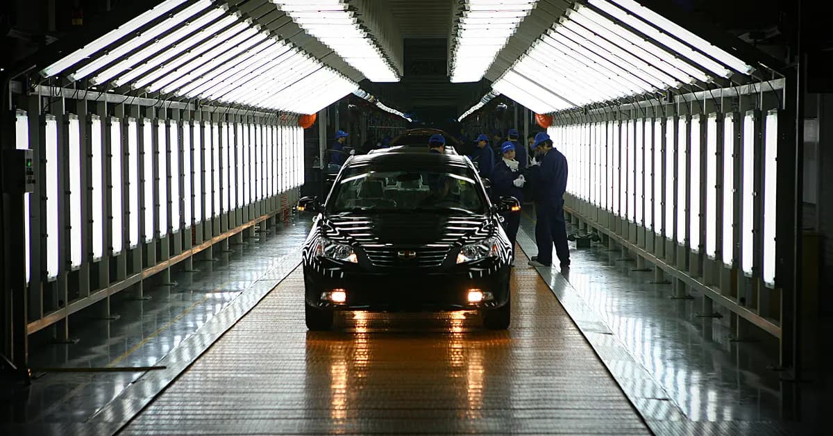 <em>La planta de Geely Automotive en Ningbo, China. El fabricante de automóviles sueco Volvo y su empresa matriz china Geely compartirán la fábrica, produciendo vehículos de ambas marcas en la misma línea de producción. (STR/AFP/Getty Images).</em>