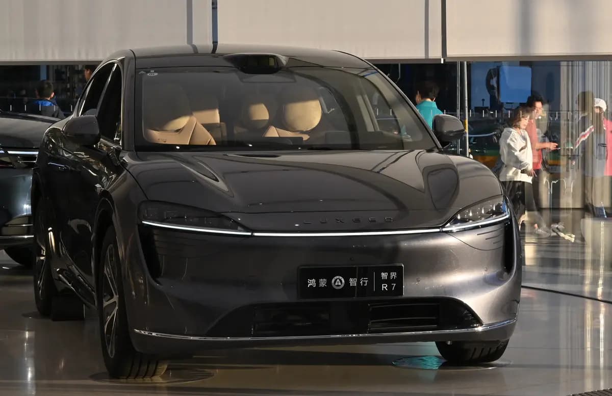 <em>Un automóvil eléctrico Chery Luxeed R7 se exhibe en una sala de exposición en Beijing el 10 de octubre de 2024. (Adek Berry/AFP vía Getty Images).</em>