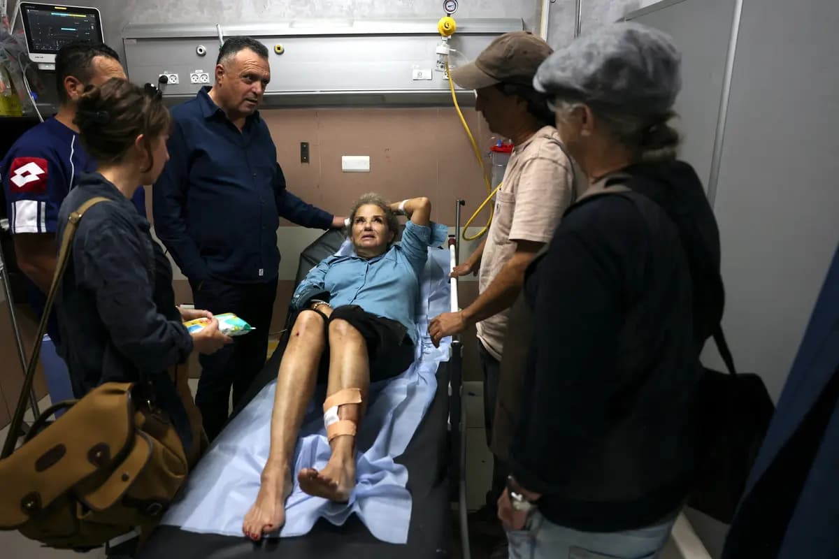 La fotoperiodista independiente judía estadounidense Heidi Levine yace en una camilla en la sala de emergencias del hospital público de Ramala, mientras recibe atención médica tras haber sido agredida cuando fotografiaba a agricultores palestinos cosechando sus aceitunas, en la aldea palestina de Abu Falah, en Cisjordania, el 16 de octubre de 2026. (Ahmas Gharabli/AFP).