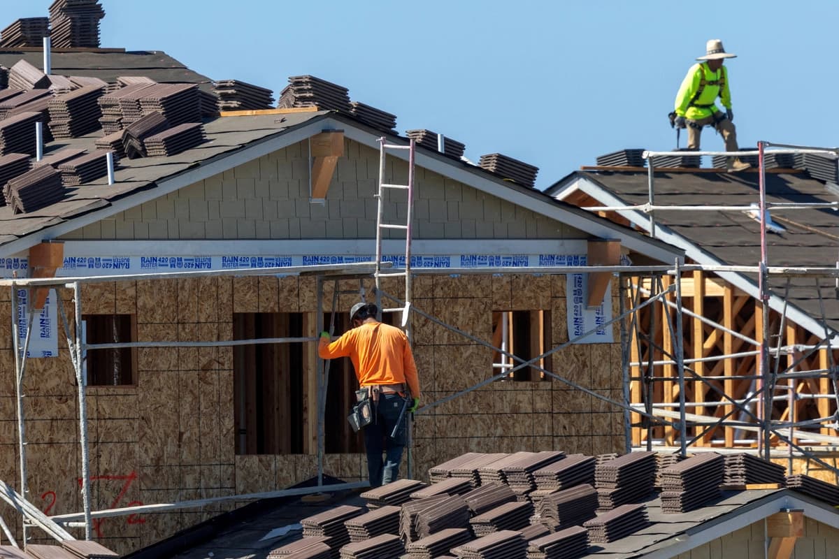 Obreros de la construcción ayudan a edificar viviendas unifamiliares como parte de un gran proyecto de Lennar Homes en Oceanside, California, el 1 de septiembre de 2026. (Mike Blake/Reuters).
